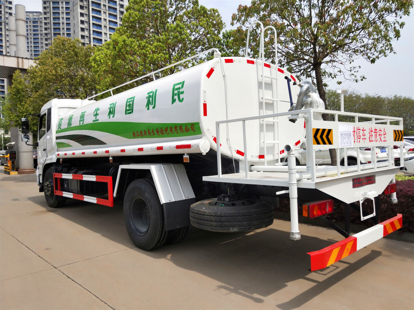 東風(fēng)灑水車(chē)圖片 東風(fēng)灑水車(chē)圖片