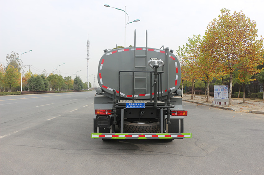 東風(fēng)灑水車 東風(fēng)灑水車
